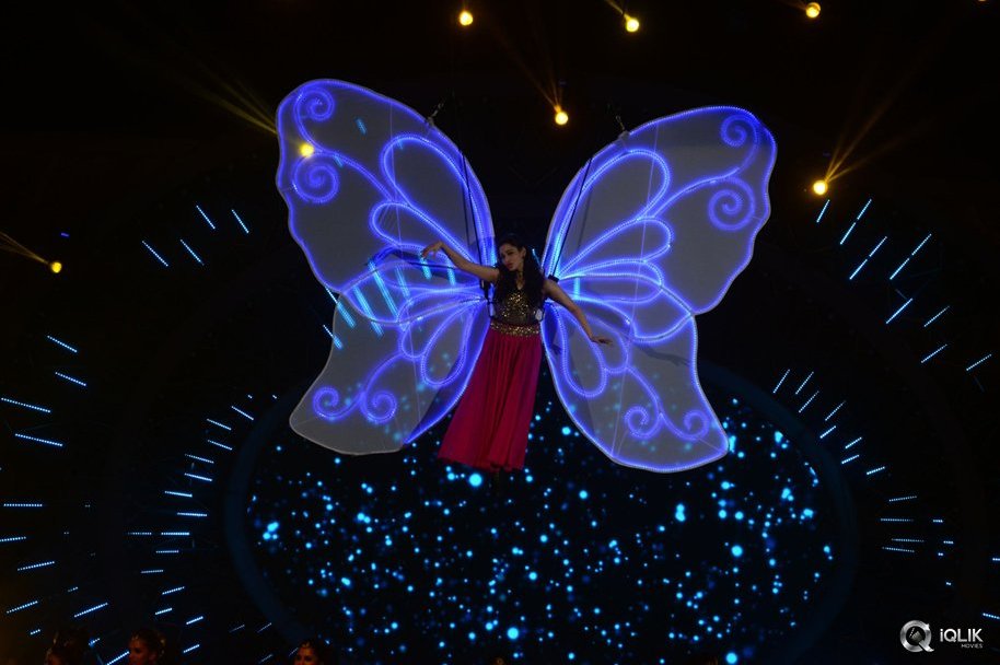 Tamannaah-Dance-Performance-at-IIFA-Utsavam-2016